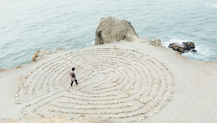 Ein Labyrinth am Meer