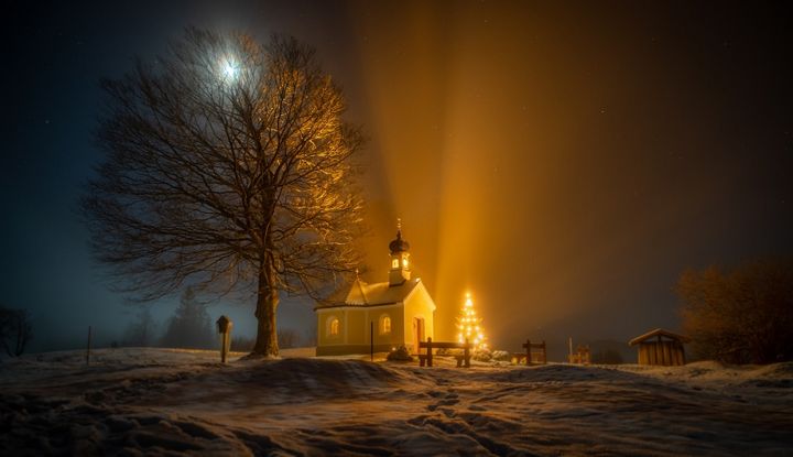 Eine Kirche im Winter