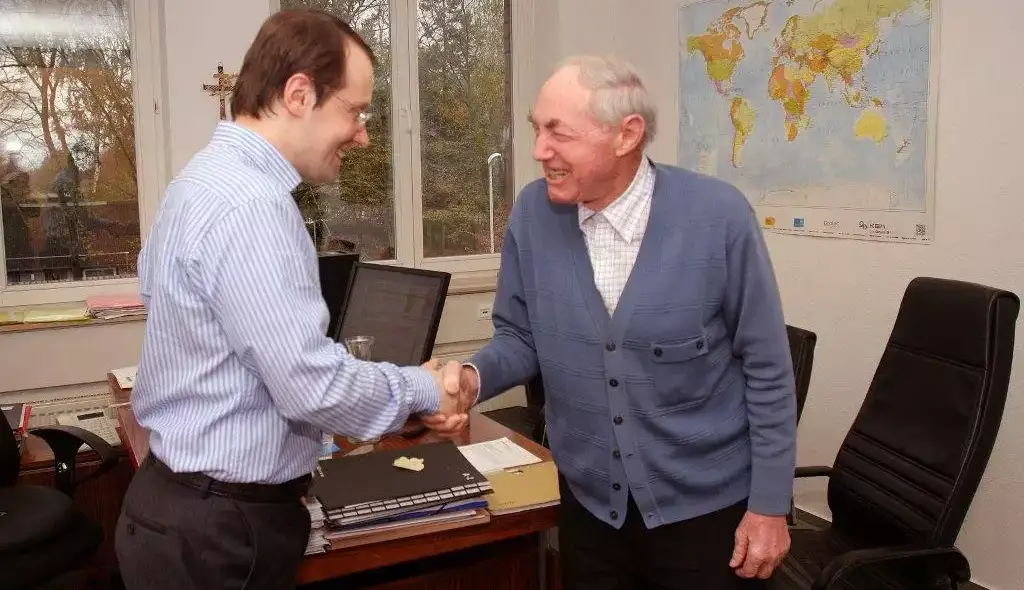 Ein Missionar zu Besuch in der Projektabteilung