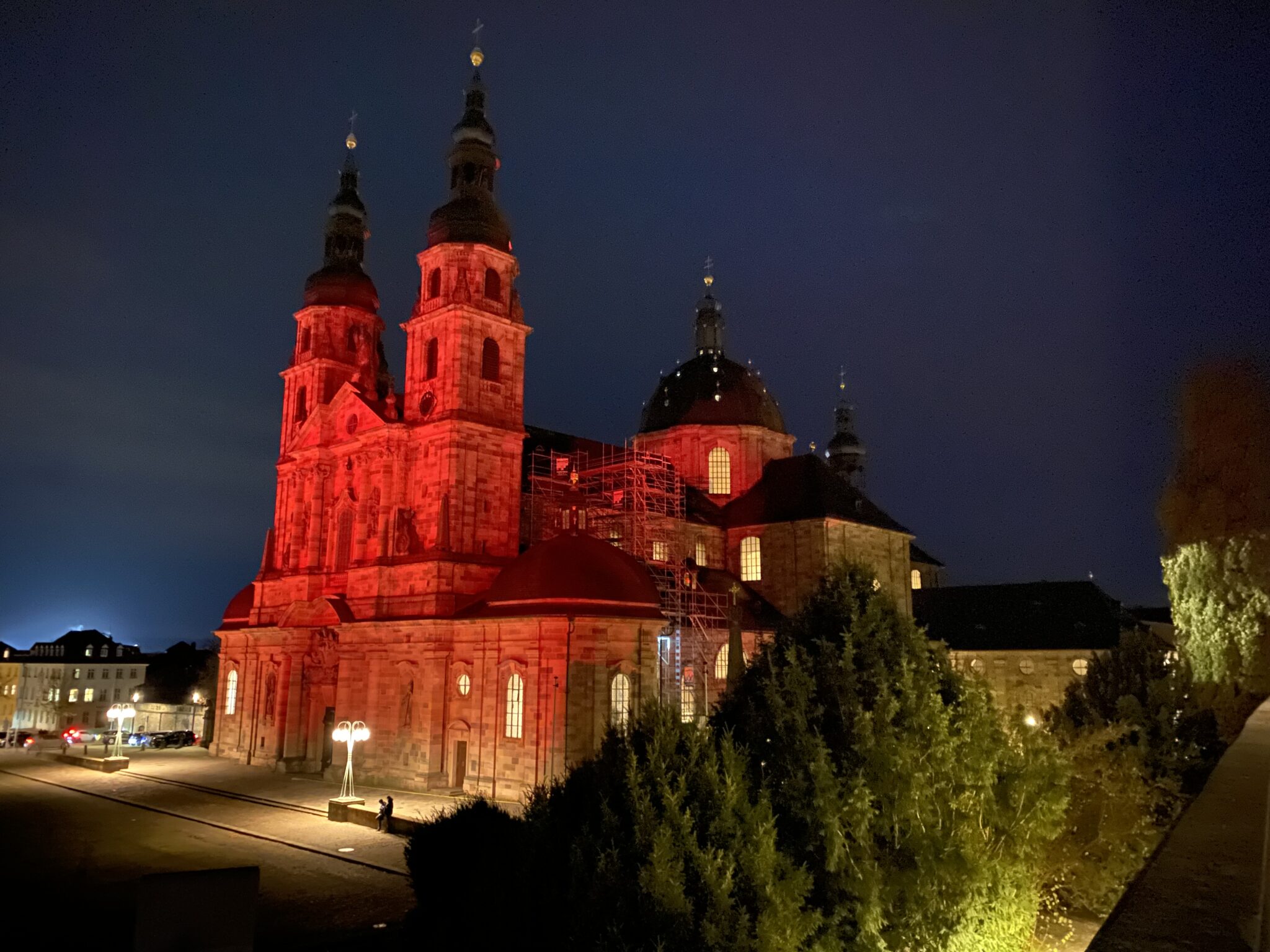 Hoher Dom zu Fulda angestrahlt in rot am Red Wednesday
