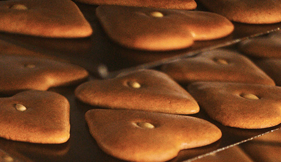 Lebkuchen gibt es nicht in Herzform - aber auch als Herzen oder Schaukelpferde.