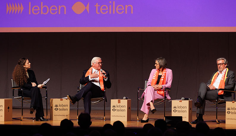 Bundespräsdient Frank-Walter Steinmeier spricht bei einer Podiumsdiskussion