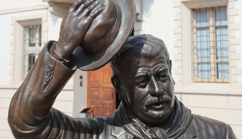 Peppone-Statue vor dem Rathaus in Brescello