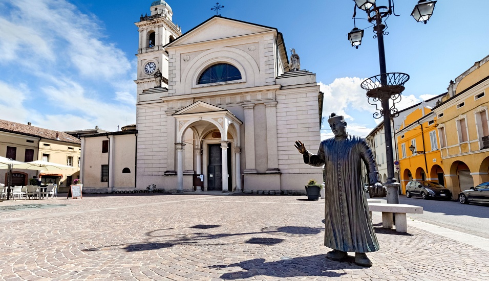 Don Camillo-Statue vor der Kirche in Brescello