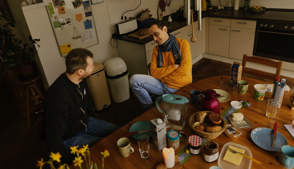 Bernd Ruffing und Emanuel Huemer am Küchentisch