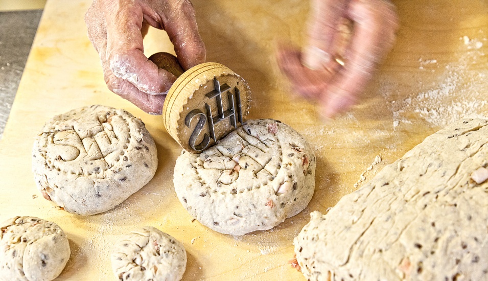 Vor dem Backen wird das Lesachtaler Brot gestempelt