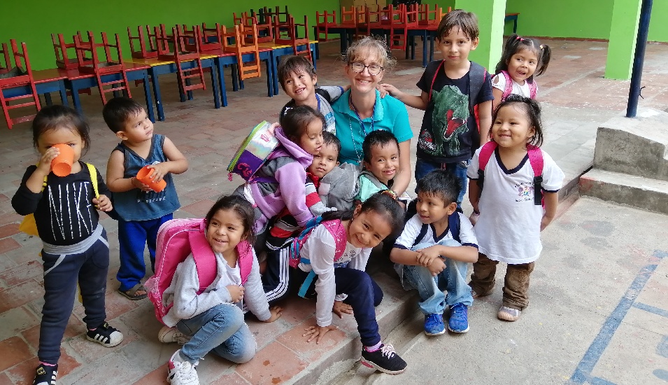 Schwester Joanna mit den Kindergartenkindern