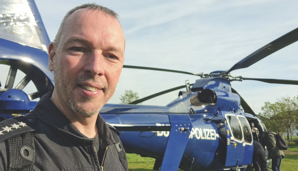 Mann und Hubschrauber