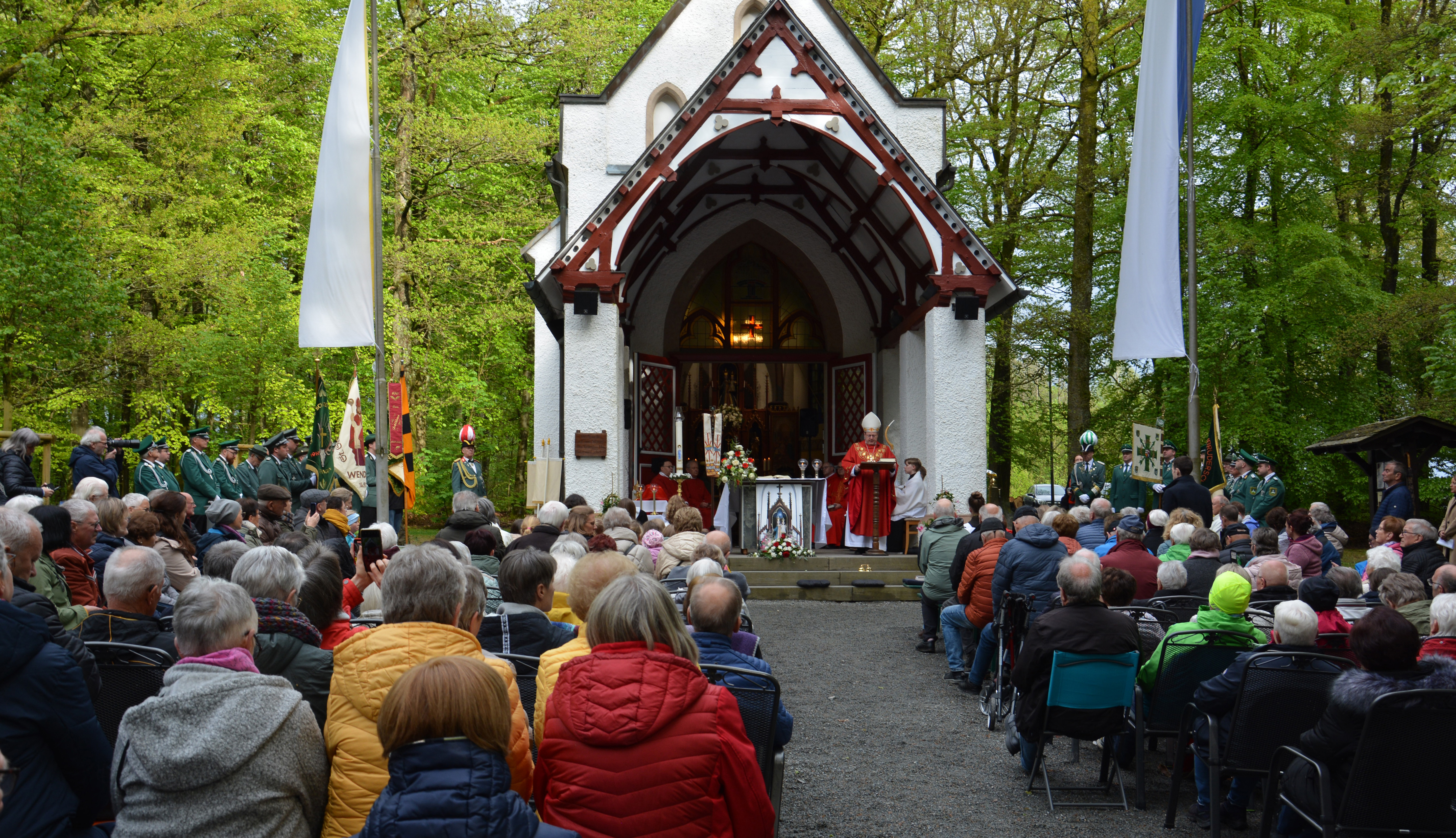 Volle Kirchenbänke beim Gottesdienst mit dem Bischof