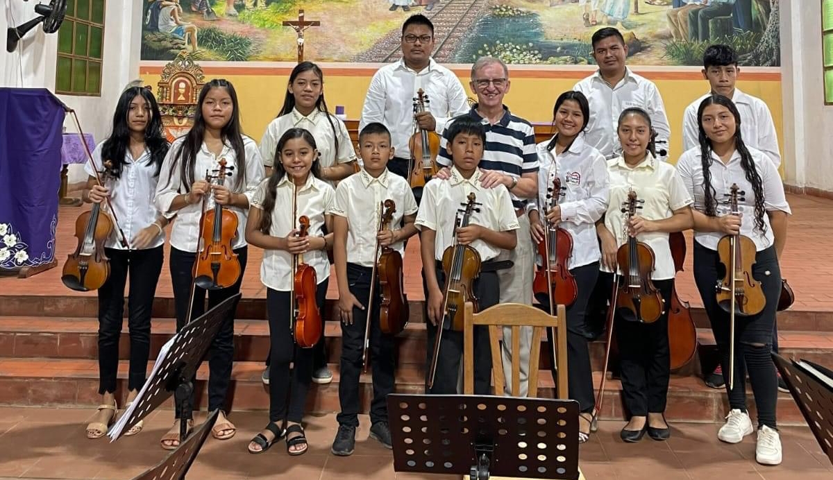 Mit Orchester und Chören bringen die Indigenen den Glauben zum Klingen.
