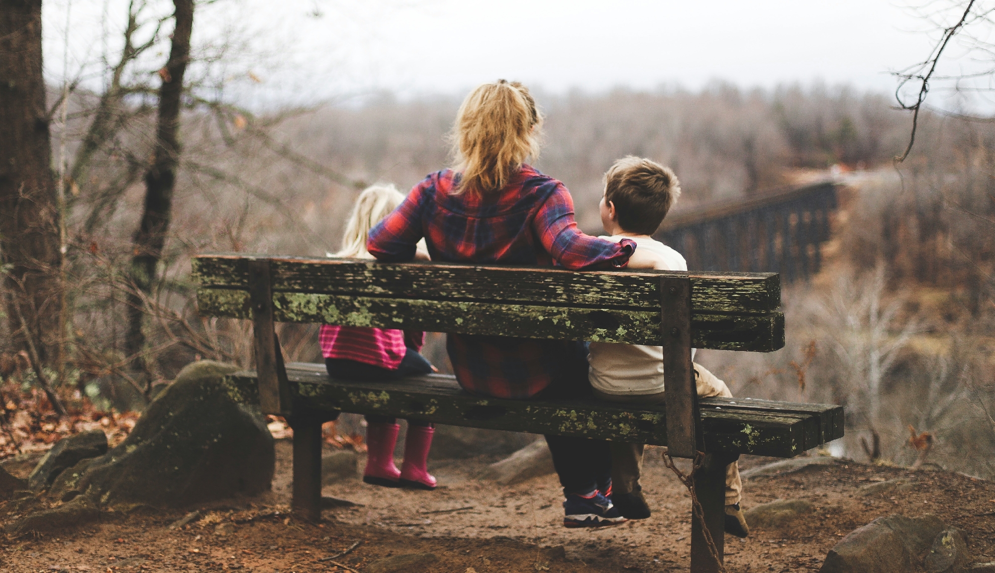 Advent ist die Zusage eines liebenden Gottes an uns, schreibt die Steyler Schwester Foto einer Mutter, die mit zwei Kindern auf einer Bank im Freien sitzt