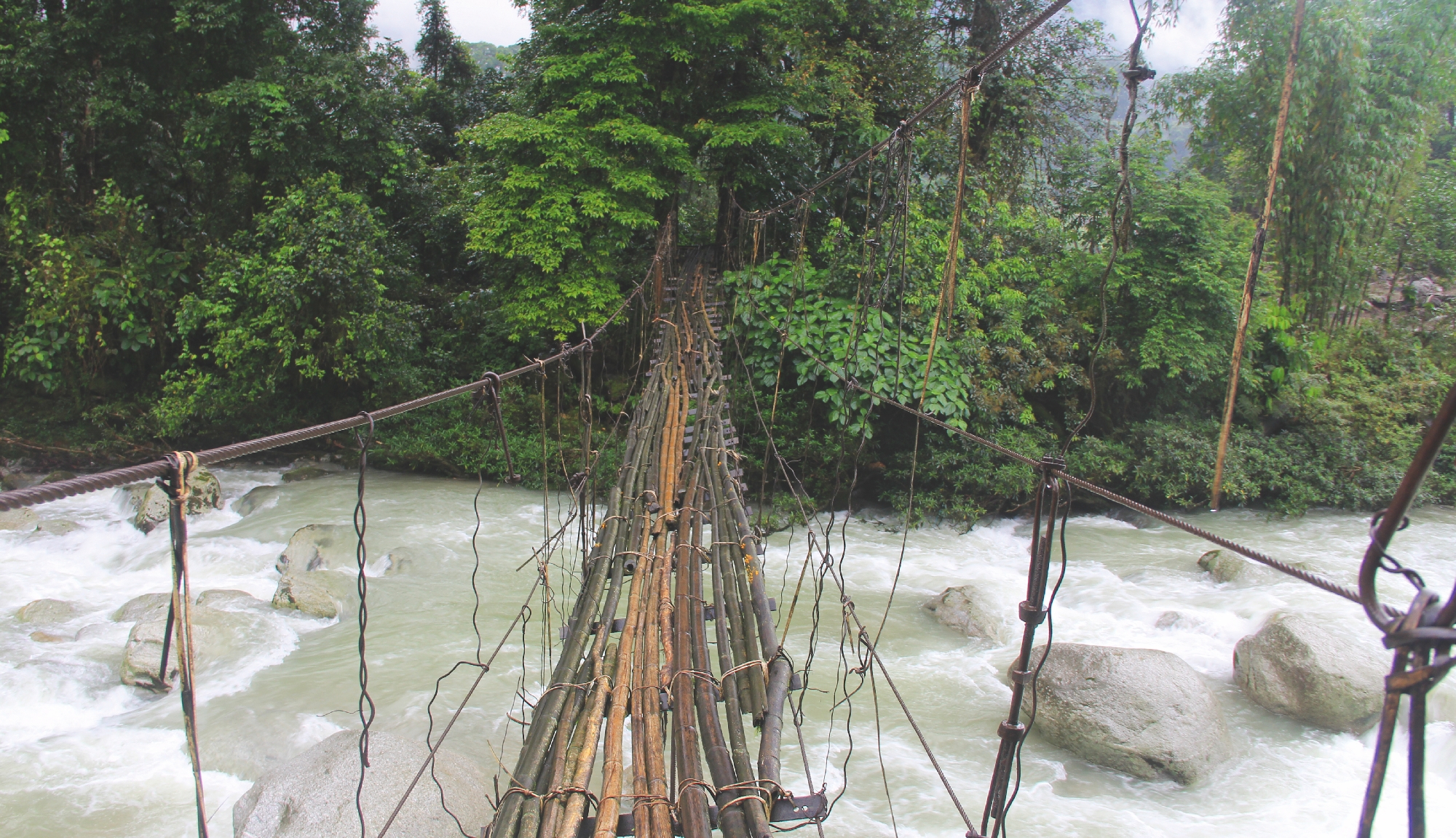 Hängebrücke über einen Fluss im Himalaya