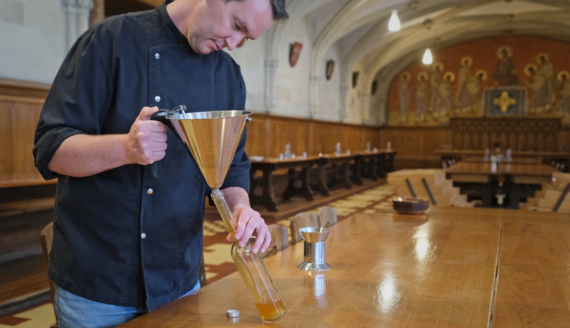 Carsten Bengel beim Abfüllen der Produkte für die Genussmanufaktur