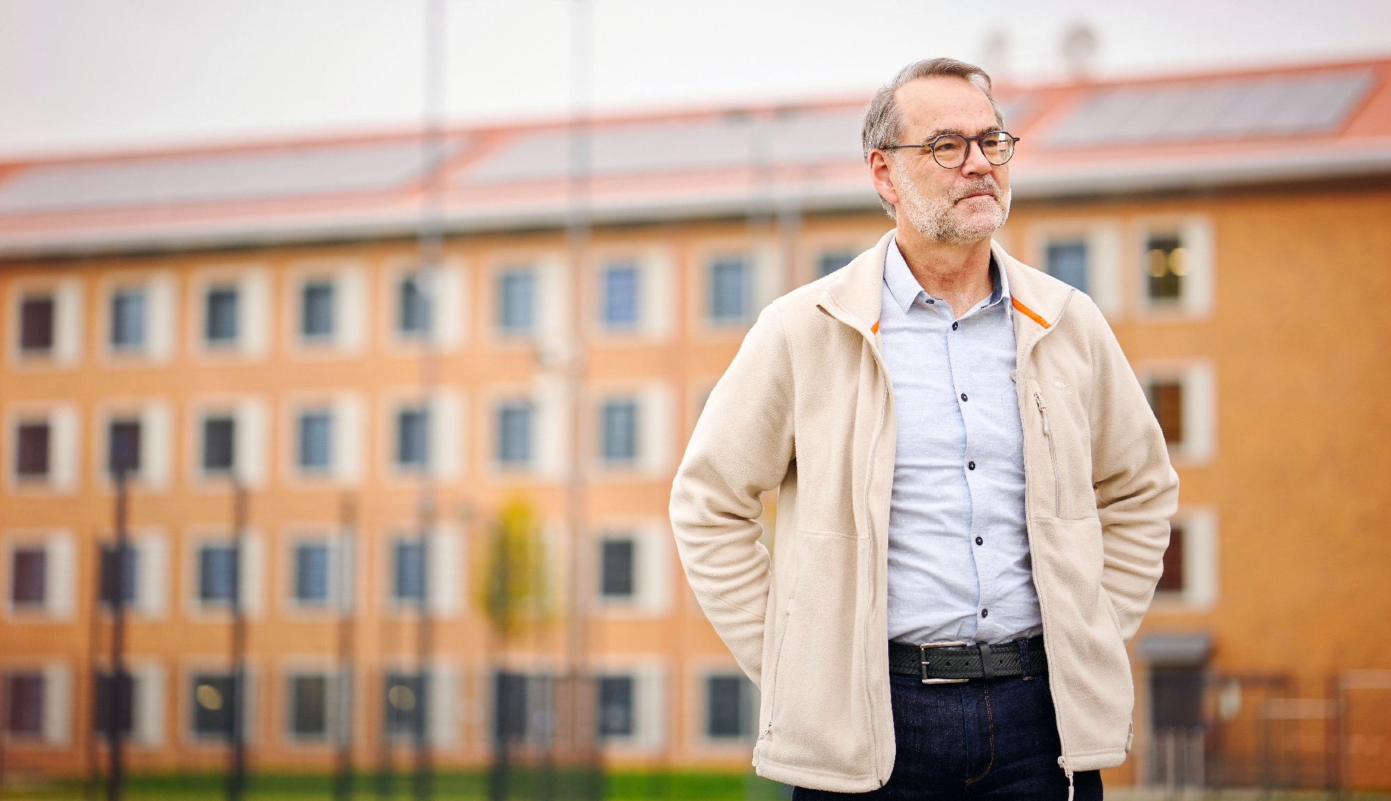 Selbst in Andreas Kamphausens Besprechungszimmer müssen die Fenster vergittert sein Gefängnisseelsorger Andreas Kamphausen in der JVA Willich 1