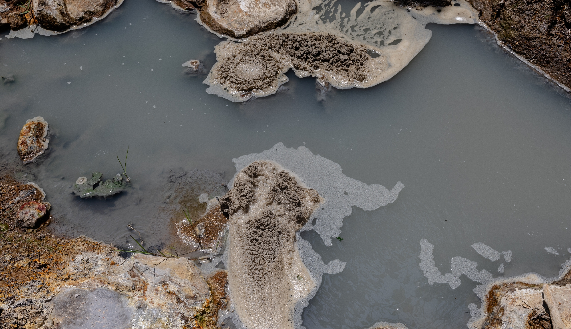Einen Bach gibt es hier nicht mehr, nur kochenden, heißen Schlamm Foto des schlammigen Bodens