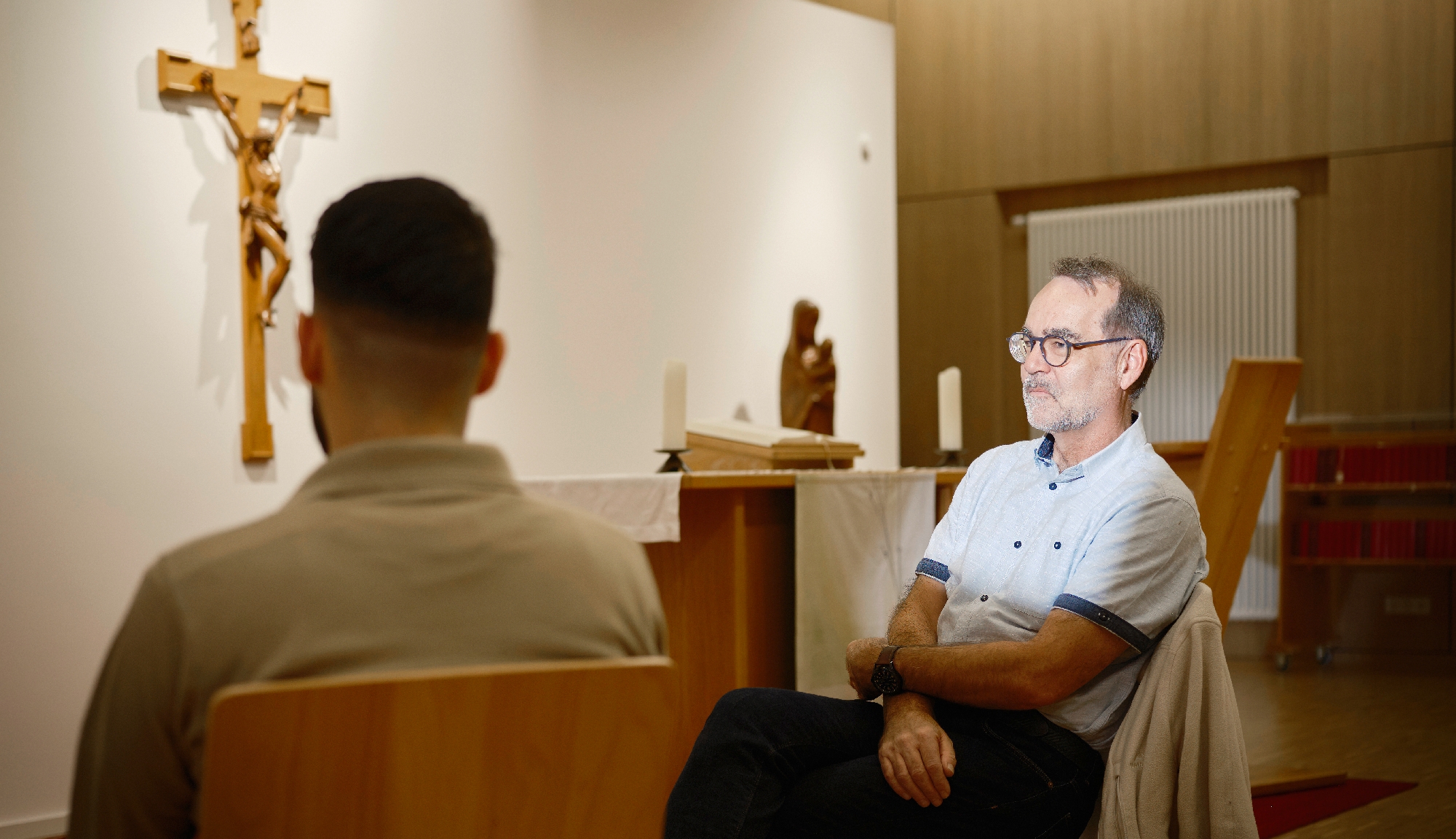 Ein kleines Stückchen Freiheit: In der Gefängniskapelle können die Insassen zur Ruhe kommen, beten und nachdenken Mika und Andreas Kamphausen im Gespräch
