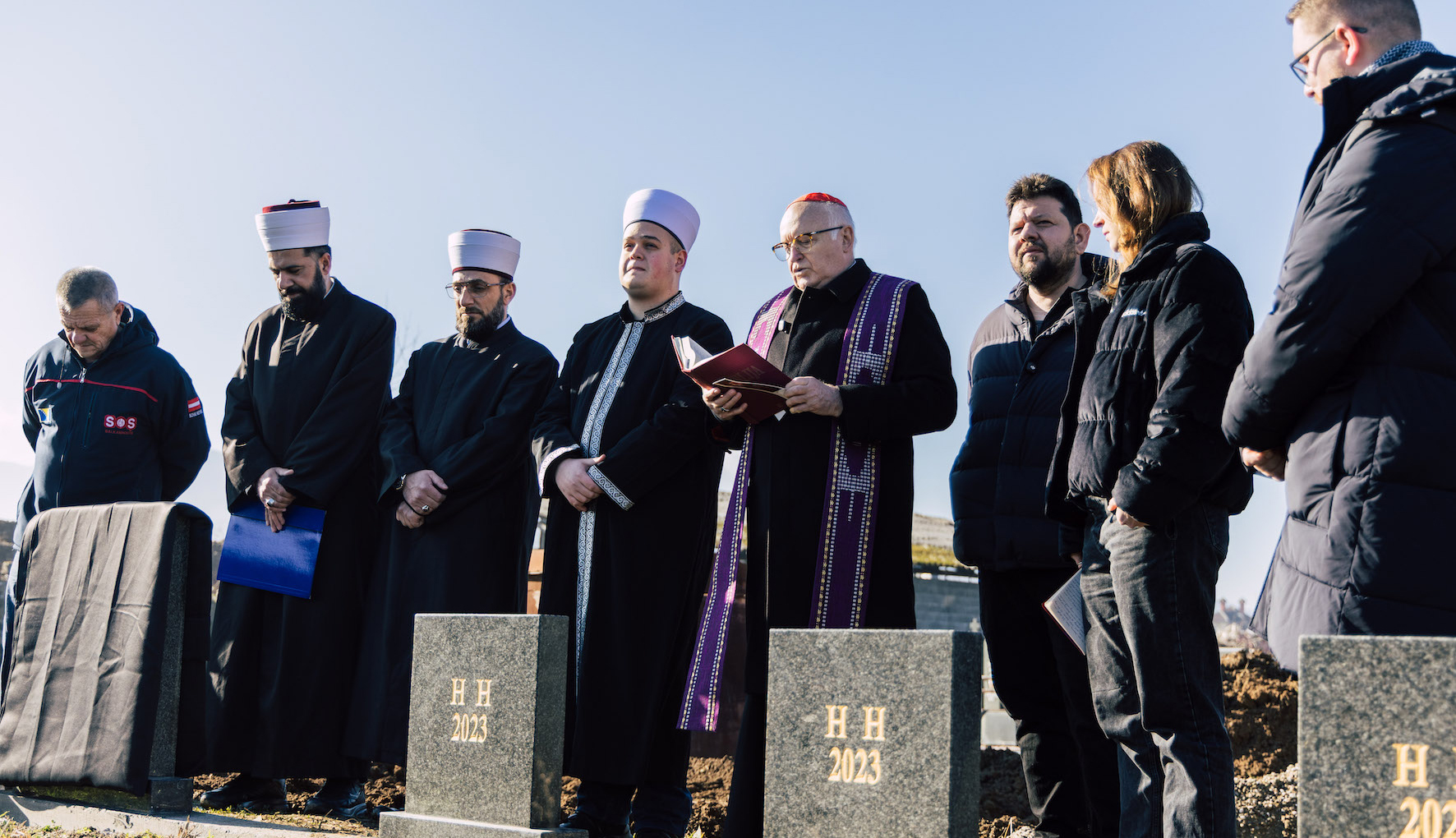 Kardinal Ladislav Nemet SVD und Vertreter der islamischen Glaubensgemeinschaft auf dem Friedhof