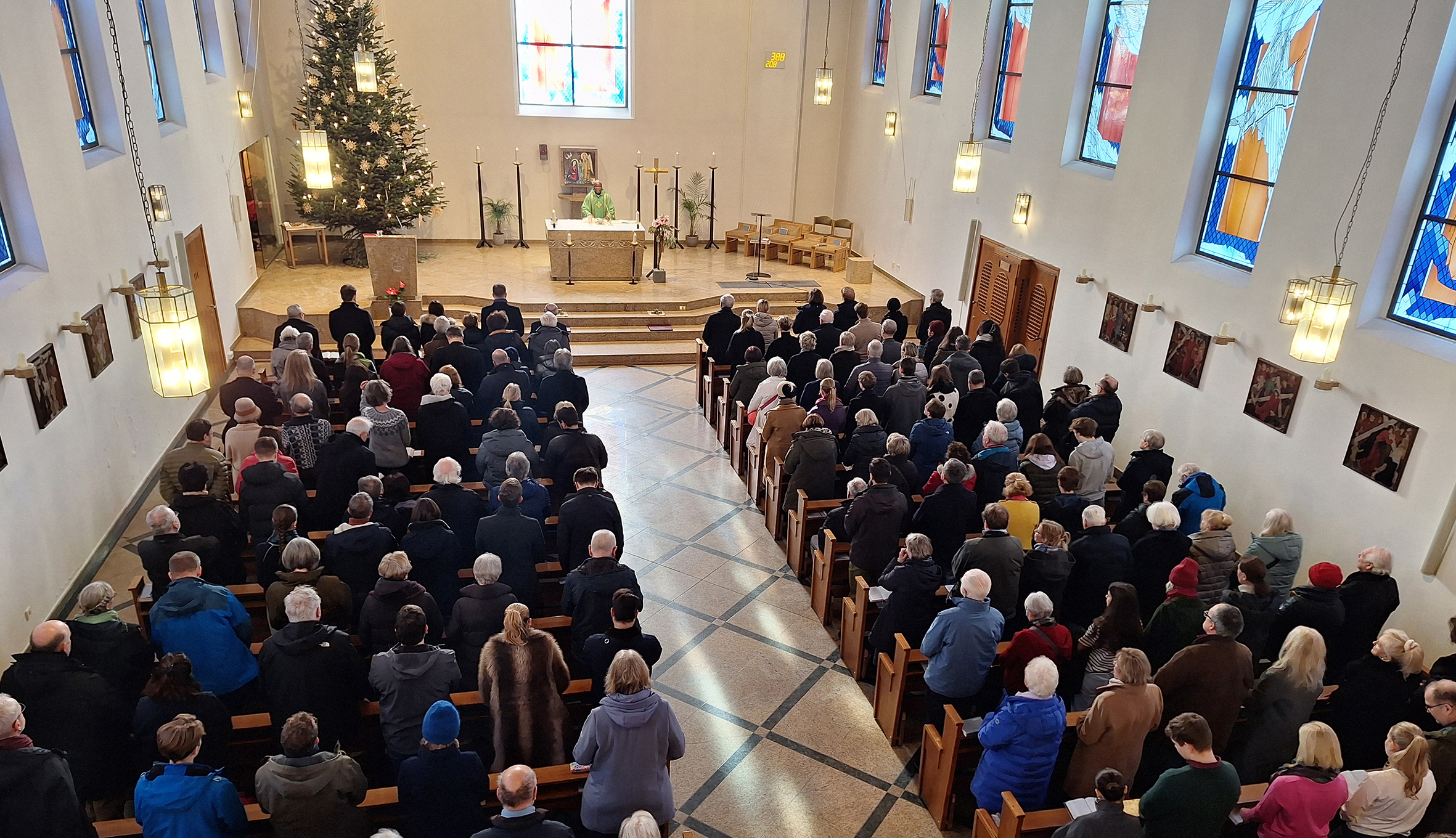 Die vollen Bänke der Kirche