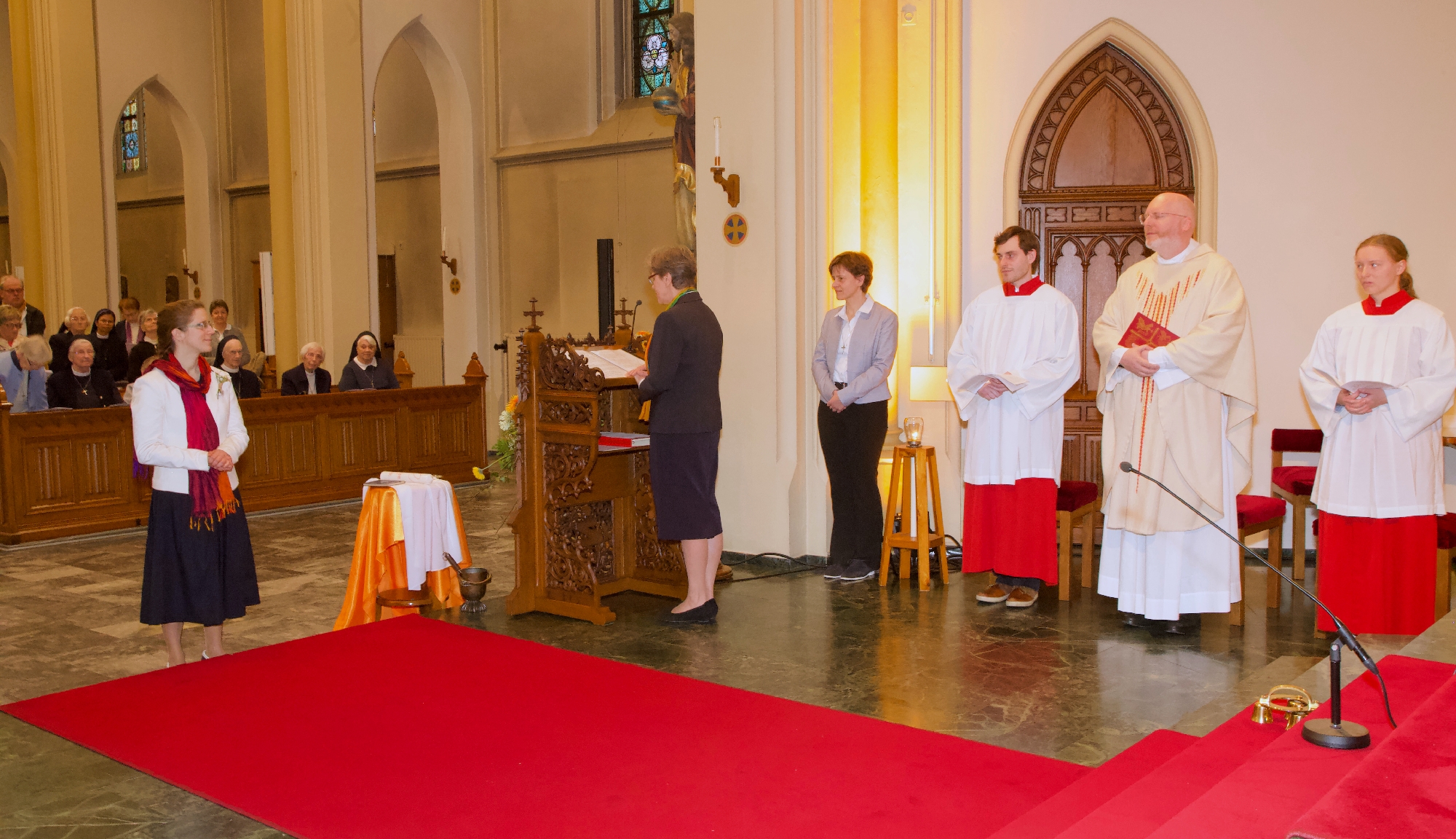 Erstprofess von Schwester Anne-Sophie in Steyl Schwester Anne-Sophie vor dem Altar