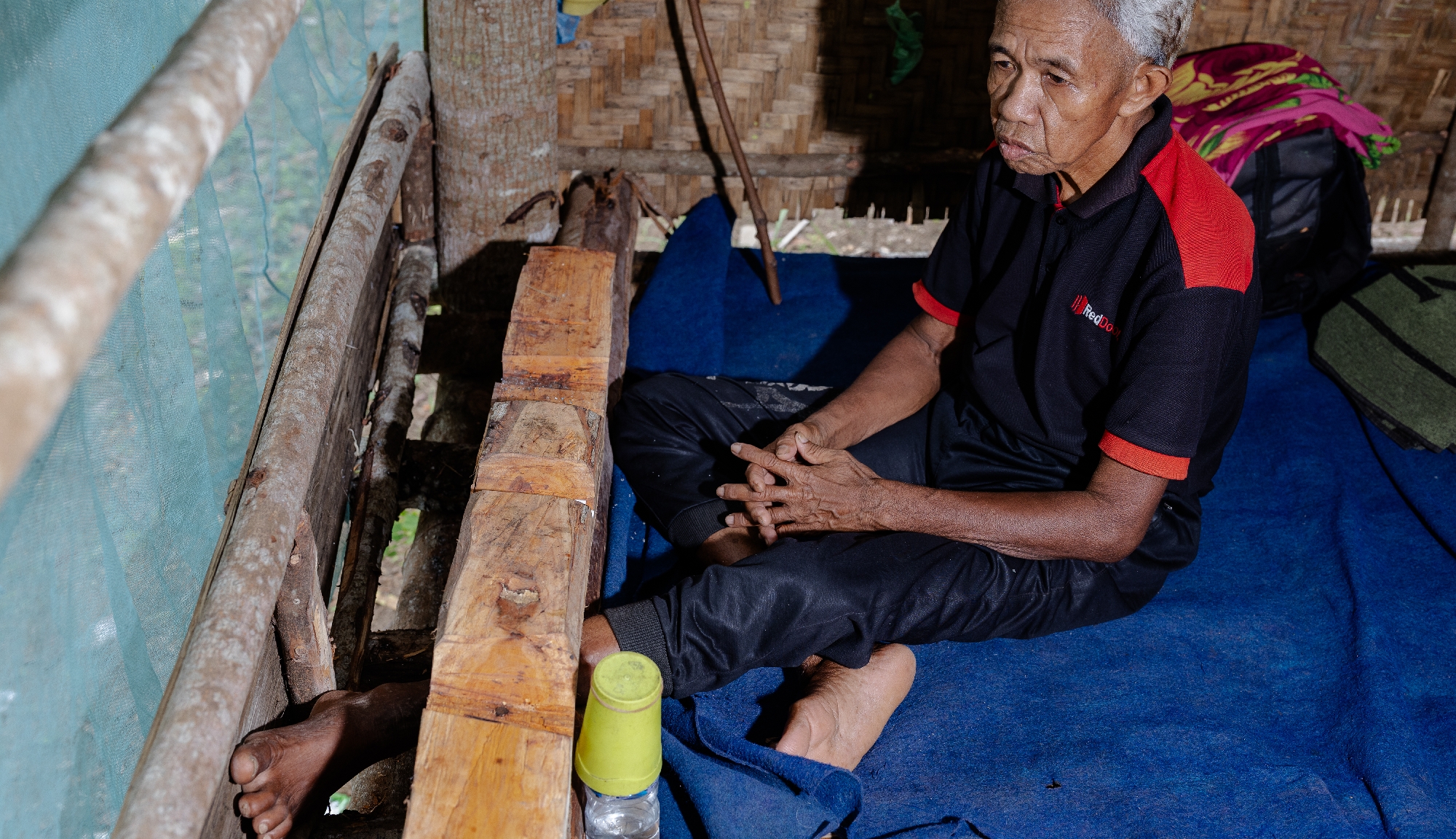Yohanes Bai lebt in Pasung. Sein Fuß ist gefesselt