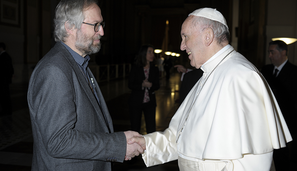 Franz Helm schüttelt Papst Franziskus die Hand