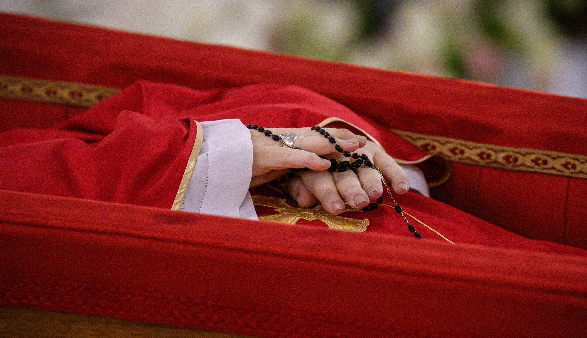 Die Hände von Papst Franziskus mit Rosenkranz