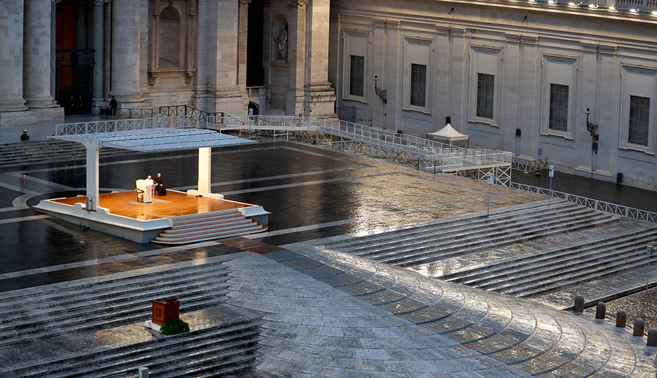Corona: Vereint im gemeinsamen Schicksal mit allen Gläubigen und Nicht-Gläubigen dieser Welt Papst Franziskus betet alleine auf dem Petrsplatz