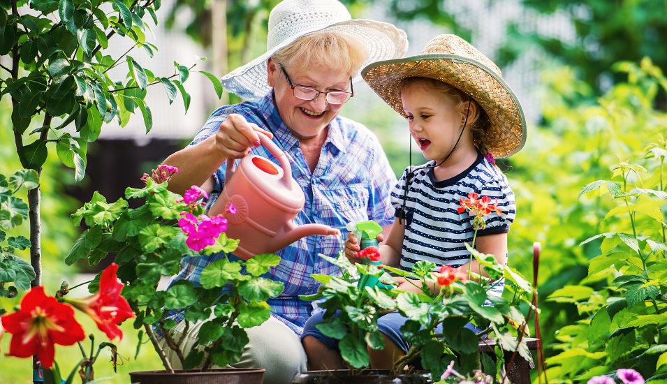 Oma und Enkelin bei der gemeinsamen Gartenarbeit