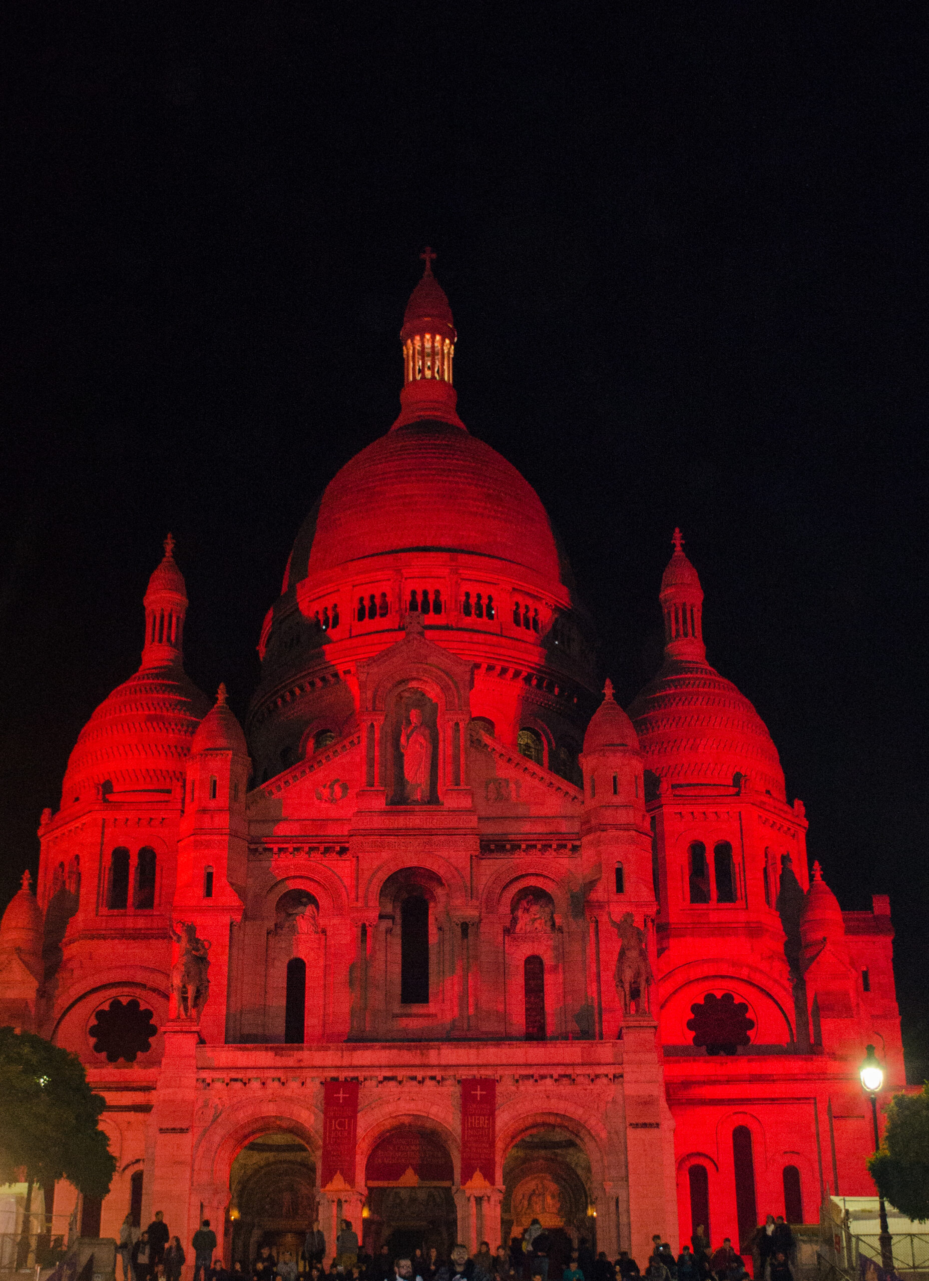 Sacre Coeur angestrahlt zum Red Wednesday 2025 in rot