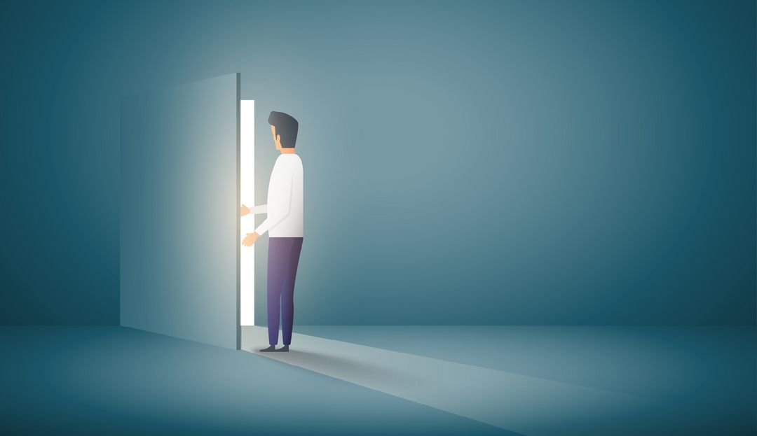 In Pater Helms Kolumne „Was trägt?“ schreibt er in diesem Monat über das Leben nach dem Tod Illustration eines Mannes, der in einem dunklen Raum eine Tür öffnet. Von der anderen Seite fällt Licht in den Raum