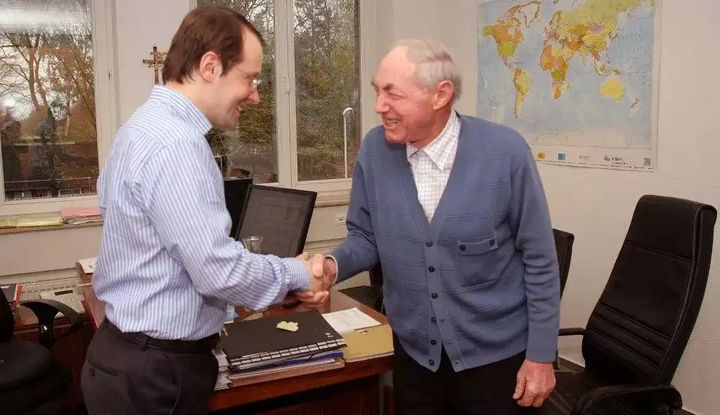 Ein Missionar zu Besuch in der Projektabteilung