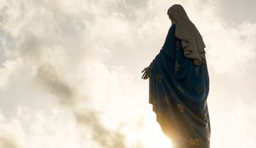 Rückansicht einer Marienstatue