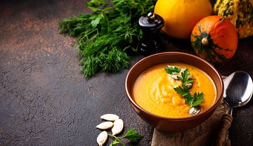 Ein Teller Kürbis-Pastinaken Suppe