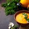 Ein Teller Kürbis-Pastinaken Suppe