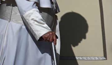 Papst Franziskus geht am Stock