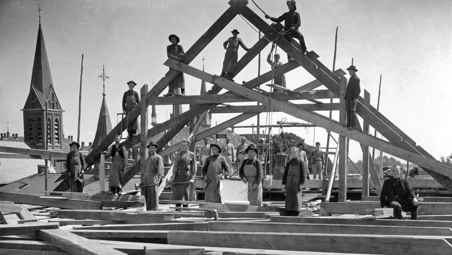 Zimmerleute beim Aufbau eines Dachstuhls, historische Aufnahme