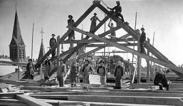 Zimmerleute beim Aufbau eines Dachstuhls, historische Aufnahme