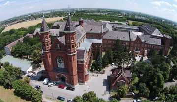 Eine Luftaufnahme des Klosters Sankt Gabriel