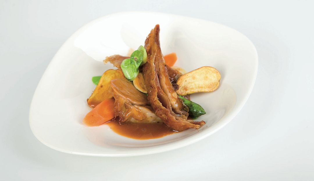 Ein Fest für die Sinne: Lamm mit buntem Gemüse und jungen Kartoffeln Lammbraten mit brauner Sauce auf einem Teller angerichtet mit gebratenen Kartoffeln, Karotten und Lauch