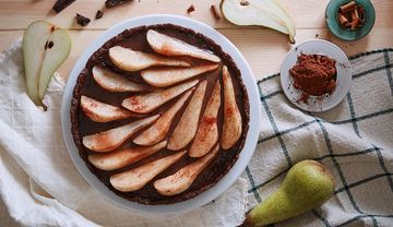 Kuchen belegt mit Birnenspalten