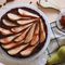Kuchen belegt mit Birnenspalten