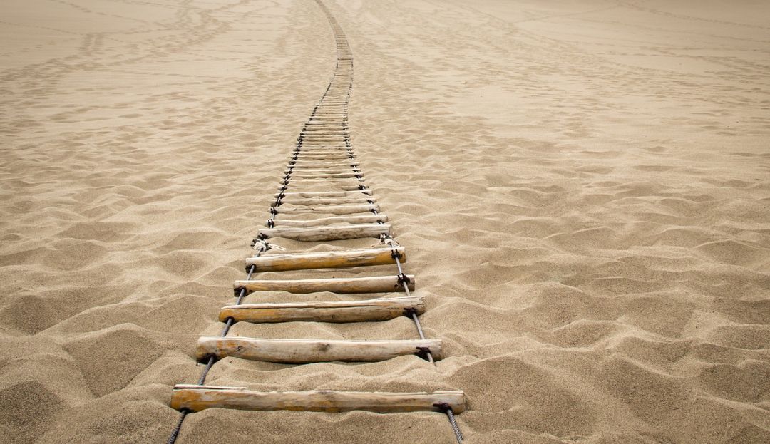 Foto einer Strickleiter im Sand
