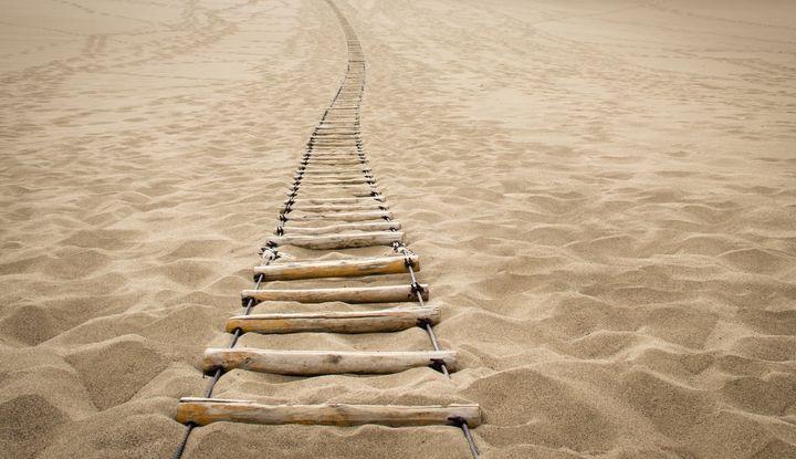 Foto einer Strickleiter im Sand