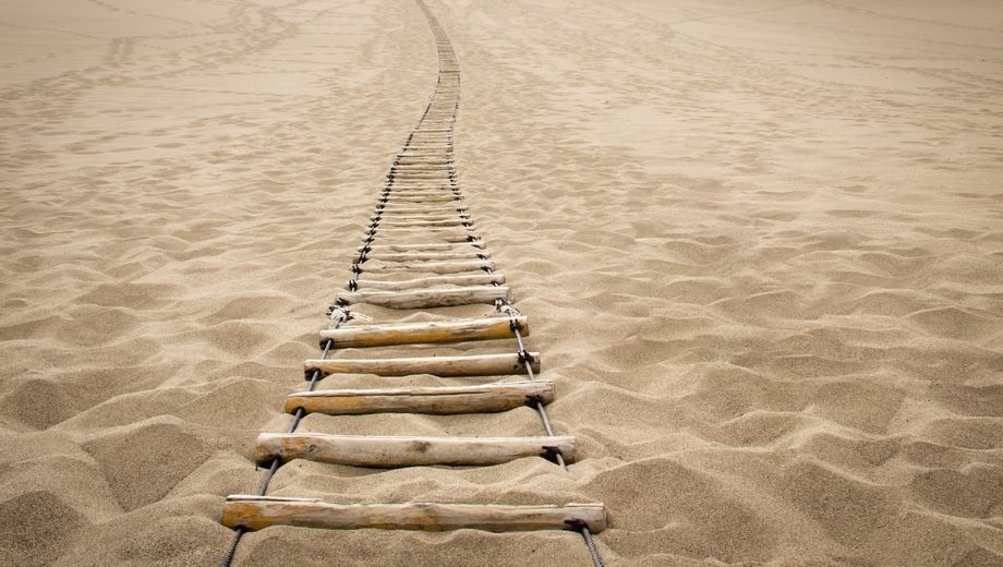 Foto einer Strickleiter im Sand