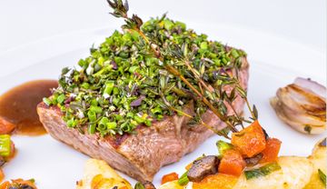 Kalbsrücken mit Kräuterkruste und Sauerampfer-Gnocchi