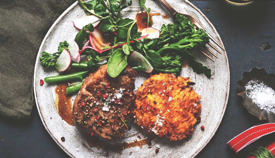 Zu Weihnachten darf es mal etwas Besonderes sein. Wie wäre es mit pfeffrigem Rinderfilet und Rösti aus Süßkartoffeln? Rinderfilet mit Pfefferkruste, Süßkartoffelrösti angerichtet mit Bohnen und Brockoli