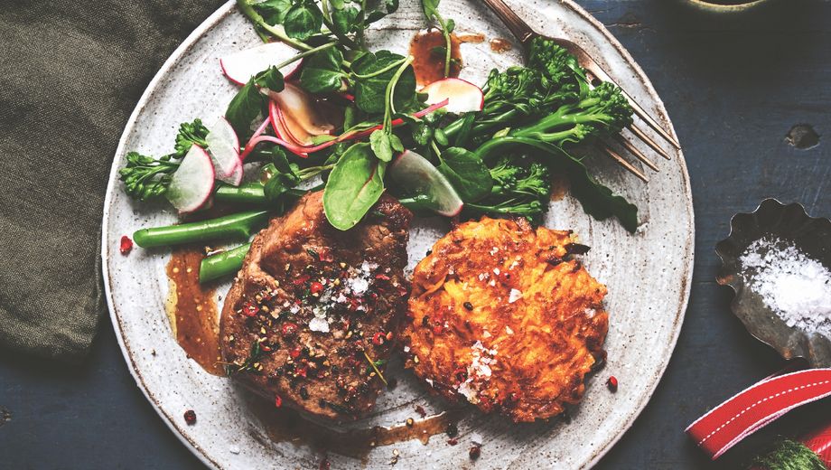 Rinderfilet mit Pfefferkruste, Süßkartoffelrösti angerichtet mit Bohnen und Brockoli 