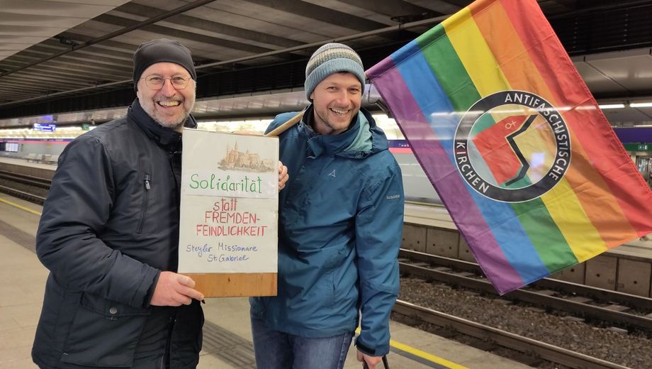 Foto von Franz Helm SVD (links) und Emanuel Huemer SVD (rechts) auf einer Demo