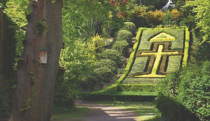 Der bl&uuml;hende Herz-Jesu-H&uuml;gel im Steyler Klostergarten