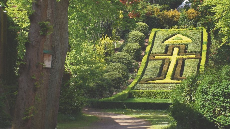 Der blühende Herz-Jesu-Hügel im Steyler Klostergarten